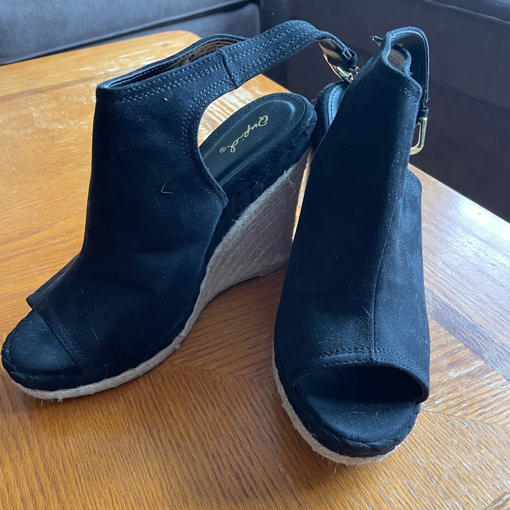 LIKE NEW - worn only once for a few hours!